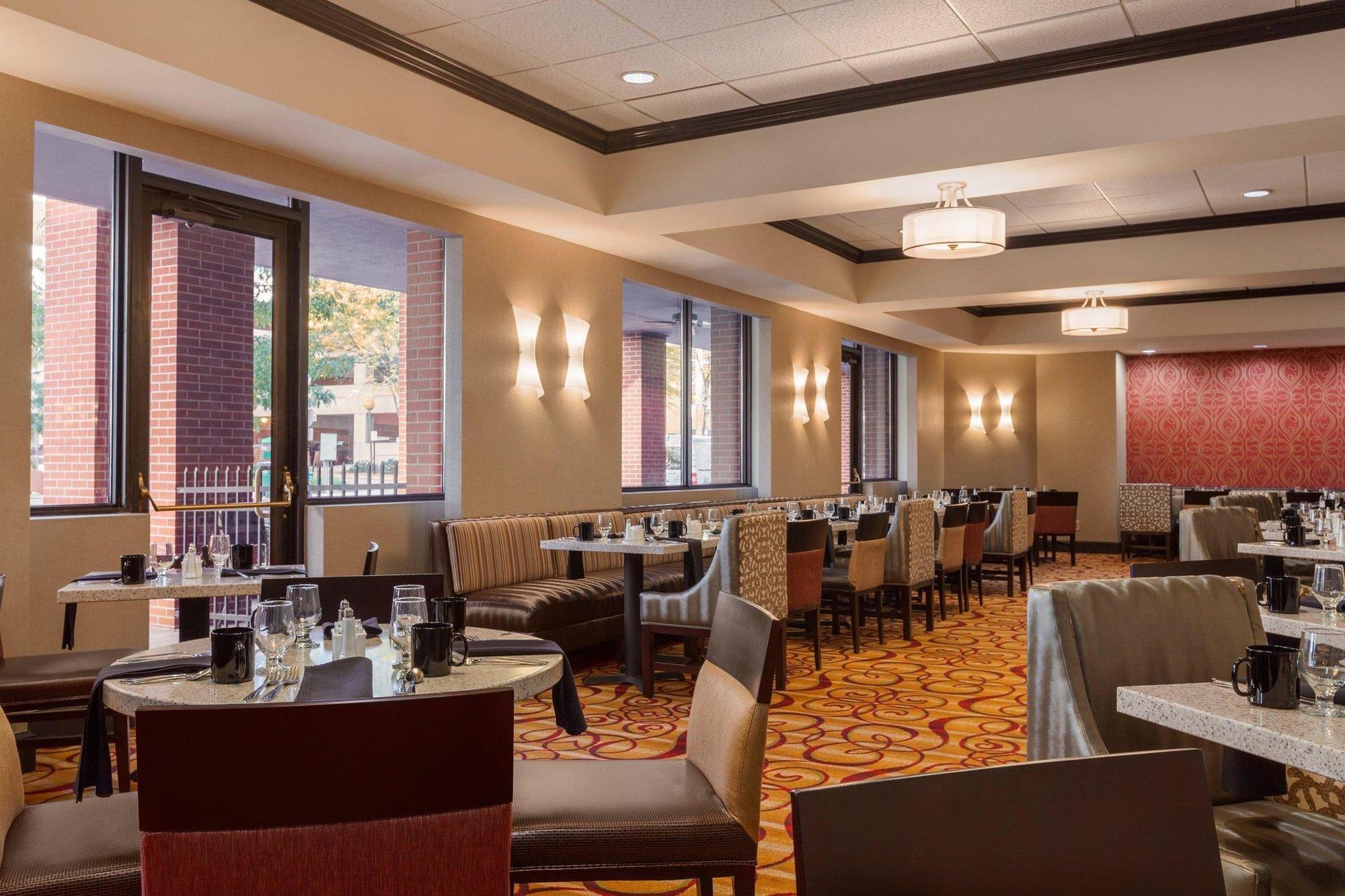 Hilton Fort Wayne At The Grand Wayne Convention Center (Adults Only) Exteriér fotografie